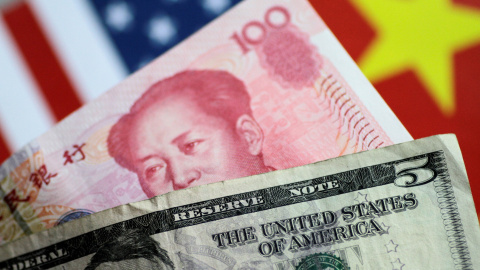 Las notas en dólares estadounidenses y en yuanes de China se ven en esta ilustración del 2 de junio de 2017. | Reuters Las notas en dólares estadounidenses y en yuanes de China se ven en esta ilustración del 2 de junio de 2017. | Reuters