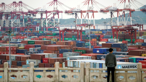Los contenedores se ven en el puerto de aguas profundas de Yangshan en Shanghai, China. | Reuters Los contenedores se ven en el puerto de aguas profundas de Yangshan en Shanghai, China. | Reuters
