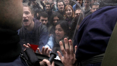 Manifestantes griegos se enfrentan a la Policía durante una subasta pública, en 2017. / REUTERS - ALEXANDROS AVRAMIDIS