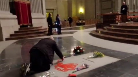 Instante en el que un artista pinta la tumba de Franco Instante en el que un artista pinta la tumba de Franco