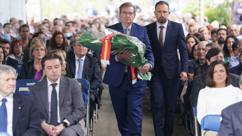 El secretario de Estado de Memoria Democrática, Fernando Martínez López (c), desfila sosteniendo flores durante el Responso y Ofrenda Floral con motivo del 85 aniversario del bombardeo de Gernika en el cementerio de Zallo, a 26 de abril de 2022, en Ger El secretario de Estado de Memoria Democrática, Fernando Martínez López (c), desfila sosteniendo flores durante el Responso y Ofrenda Floral con motivo del 85 aniversario del bombardeo de Gernika en el cementerio de Zallo, a 26 de abril de 2022, en Ger