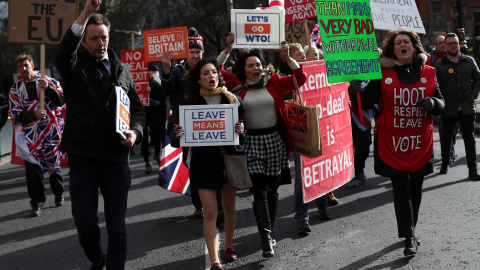 Manifestantes a favor del brexit en las inmediaciones del Parlamento británico. - REUTERS