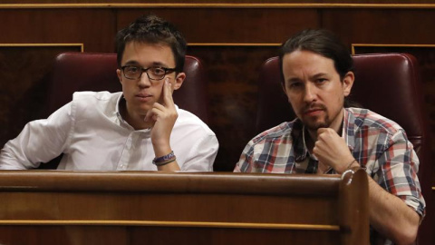 El líder de Podemos, Pablo Iglesias (d), y el portavoz parlamentario de Podemos, Íñigo Errejón (i), durante la sesión de control al Gobierno que se celebra hoy en el Congreso de los Diputados. EFE/Ballesteros El líder de Podemos, Pablo Iglesias (d), y el portavoz parlamentario de Podemos, Íñigo Errejón (i), durante la sesión de control al Gobierno que se celebra hoy en el Congreso de los Diputados. EFE/Ballesteros