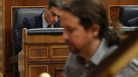 Pablo Iglesias, de camino a la tribuna del Congreso mientras Pedro Sánchez toma unas notas. (J.J. GUILLÉN | EFE) Pablo Iglesias, de camino a la tribuna del Congreso mientras Pedro Sánchez toma unas notas. (J.J. GUILLÉN | EFE)