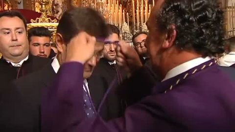 Cospedal ejerce de mayordomo del trono a la salida del Cristo de Ánimas en Málaga Cospedal ejerce de mayordomo del trono a la salida del Cristo de Ánimas en Málaga