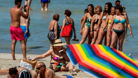 Numerosos bañistas se refrescan en Llucmajor, donde se han registrado altas temperaturas . -EFE/CATI CLADERA Numerosos bañistas se refrescan en Llucmajor, donde se han registrado altas temperaturas . -EFE/CATI CLADERA