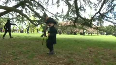 600 personas se disfrazan de Chaplin para celebrar su 128 cumpleaños 600 personas se disfrazan de Chaplin para celebrar su 128 cumpleaños