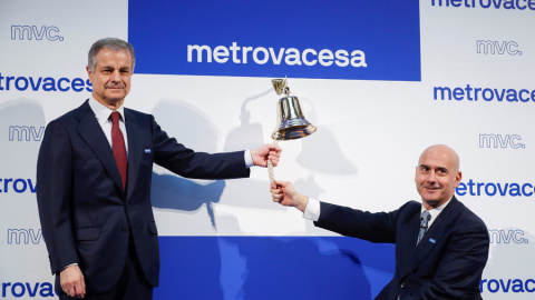 El presidente de Metrovacesa, Ignacio Moreno Martínez, junto al consejero delegado, Jorge Pérez de Leza (d), realiza el tradicional toque de campana en el debut bursátil de la inmobiliaria. EFE/Emilio Naranjo El presidente de Metrovacesa, Ignacio Moreno Martínez, junto al consejero delegado, Jorge Pérez de Leza (d), realiza el tradicional toque de campana en el debut bursátil de la inmobiliaria. EFE/Emilio Naranjo