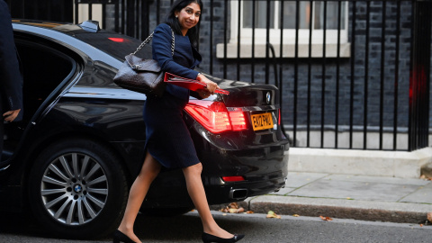 La ministra del Interior británica, Suella Braverman , camina por Downing Street, en Londres, Gran Bretaña, el 11 de octubre de 2022. La ministra del Interior británica, Suella Braverman , camina por Downing Street, en Londres, Gran Bretaña, el 11 de octubre de 2022.