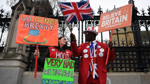 Manifestantes a favor del brexit protestan frente al Parlamento en Londres./EFE Manifestantes a favor del brexit protestan frente al Parlamento en Londres./EFE