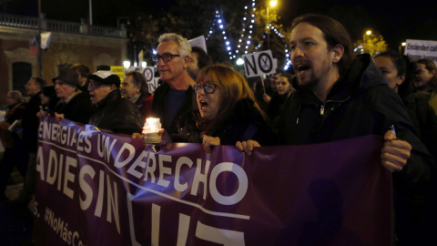 El líder de Podemos, Pablo Iglesias, asiste a la manifestación que la plataforma #NoMásCortesDeLuz ha convocado en Madrid, contra la pobreza energética. EFE/Kiko Huesca El líder de Podemos, Pablo Iglesias, asiste a la manifestación que la plataforma #NoMásCortesDeLuz ha convocado en Madrid, contra la pobreza energética. EFE/Kiko Huesca
