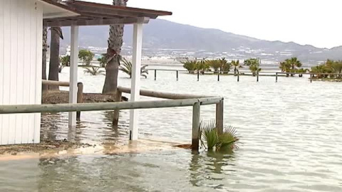 La playa de Poniente de Motril (Granada), inundada por completo La playa de Poniente de Motril (Granada), inundada por completo