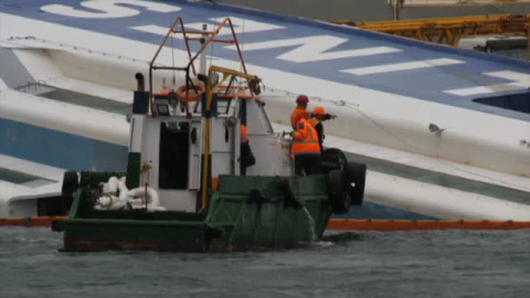 El temporal hunde un barco en Algeciras El temporal hunde un barco en Algeciras