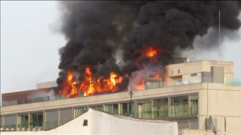 Arde la azotea de un edificio en plena Gran Vía madrileña Arde la azotea de un edificio en plena Gran Vía madrileña