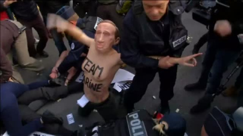 Femen se disfraza de Putin para protestar contra Le Pen Femen se disfraza de Putin para protestar contra Le Pen