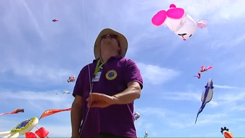 Cientos de cometas colorean el cielo de la Malvarrosa Cientos de cometas colorean el cielo de la Malvarrosa