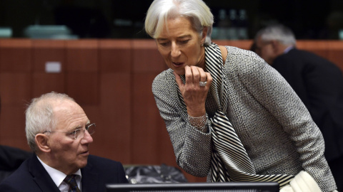 La directora gerente del FMI, Chritine Lagarde, conversa con el ministro de Finanzas germano, Wolfang Schaeuble, antes del comienzo de la reunión del Eurogrupo. REUTERS/ Yves Herman La directora gerente del FMI, Chritine Lagarde, conversa con el ministro de Finanzas germano, Wolfang Schaeuble, antes del comienzo de la reunión del Eurogrupo. REUTERS/ Yves Herman