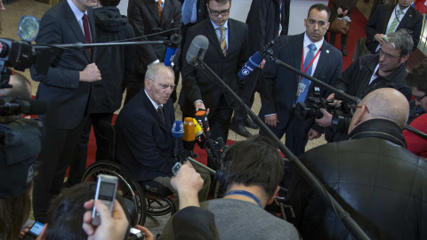 El ministro de Finanzas alemán, Wolfgang Schaueble, atiende a los periodistas a su llegada a la reunión extraordinaria del Eurogrupo en Bruselas. REUTERS/Yves Herman El ministro de Finanzas alemán, Wolfgang Schaueble, atiende a los periodistas a su llegada a la reunión extraordinaria del Eurogrupo en Bruselas. REUTERS/Yves Herman