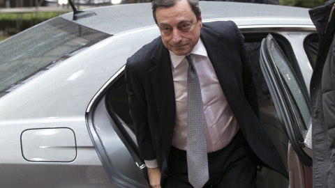 El presidente del BCE, Mario Draghi, sale del coche para asistir a la reunión extraordinaria del Eurogrupo en Bruselas. REUTERS/Yves Herman El presidente del BCE, Mario Draghi, sale del coche para asistir a la reunión extraordinaria del Eurogrupo en Bruselas. REUTERS/Yves Herman