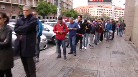 Colas en el Calderón para hacerse con las entradas del partido de ida de la Champions Colas en el Calderón para hacerse con las entradas del partido de ida de la Champions