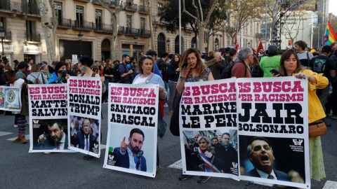 La manifestación con el lema "Stop Vox" y contra el racismo ha comenzado este sábado, pasadas las 17.30 horas, en el Passeig de Gràcia de Barcelona con la participación de representantes de diversas entidades y de fuerzas políticas como JxCat, ERC, c La manifestación con el lema "Stop Vox" y contra el racismo ha comenzado este sábado, pasadas las 17.30 horas, en el Passeig de Gràcia de Barcelona con la participación de representantes de diversas entidades y de fuerzas políticas como JxCat, ERC, c