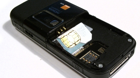 Una tarjeta SIM (acrónimo en inglés de subscriber identity module, en español módulo de identificación de abonado) es una tarjeta inteligente desmontable usada en teléfonos móviles y módems HSPA o LTE que se conectan al puerto USB. Las tarjetas SI Una tarjeta SIM (acrónimo en inglés de subscriber identity module, en español módulo de identificación de abonado) es una tarjeta inteligente desmontable usada en teléfonos móviles y módems HSPA o LTE que se conectan al puerto USB. Las tarjetas SI