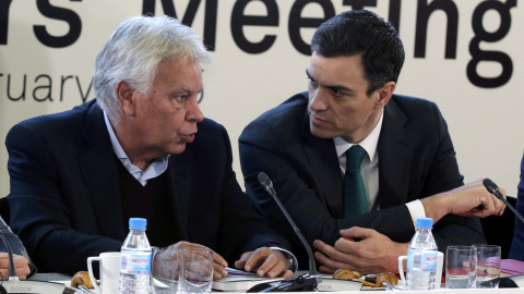 El secretario general del PSOE, Pedro Sánchez, junto al expresidente del Gobierno Felipe González, durante la cumbre que celebran los líderes socialdemócratas europeos. EFE/Angel Díaz El secretario general del PSOE, Pedro Sánchez, junto al expresidente del Gobierno Felipe González, durante la cumbre que celebran los líderes socialdemócratas europeos. EFE/Angel Díaz