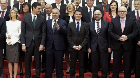 Foto de familia de los líderes socialdemócratas europeos reunidos en Madrid. En la primera fila,el secretario general del PSOE, Pedro Sánchez, el presidente del Partido de los Socialistas Europeos (PSE), Sergei Stanishev, el primer ministro de Francia, Foto de familia de los líderes socialdemócratas europeos reunidos en Madrid. En la primera fila,el secretario general del PSOE, Pedro Sánchez, el presidente del Partido de los Socialistas Europeos (PSE), Sergei Stanishev, el primer ministro de Francia,