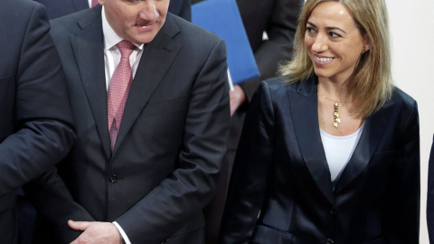 La secretaria de Relaciones Internacionales del PSOE, Carme Chacón, junto al primer ministro de Suecia, Stefan Löfven, momentos antes de posar en la foto de familia de la cumbre de líderes socialdemócratas en Madrid. EFE/Angel Díaz La secretaria de Relaciones Internacionales del PSOE, Carme Chacón, junto al primer ministro de Suecia, Stefan Löfven, momentos antes de posar en la foto de familia de la cumbre de líderes socialdemócratas en Madrid. EFE/Angel Díaz