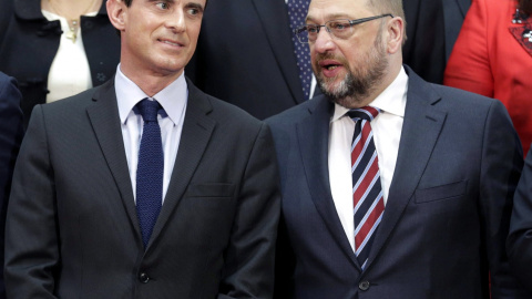 El primer ministro de Francia, Manuel Valls, y el presidente del Parlamento Europeo, Martin Schultz , posan en la foto de familia de la cumbre de líderes socialdemócratas en Madrid. EFE/Angel Díaz El primer ministro de Francia, Manuel Valls, y el presidente del Parlamento Europeo, Martin Schultz , posan en la foto de familia de la cumbre de líderes socialdemócratas en Madrid. EFE/Angel Díaz