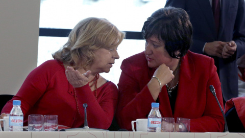 La presidenta de la comisión de Derechos Humanos de la Eurocámara, Elena Valenciano, y la presidenta del grupo del PES para cuestiones de Mujer, la húngara Zita Gurmai, durante la cumbre de líderes socialdemócratas en Madrid. EFE/Angel Díaz La presidenta de la comisión de Derechos Humanos de la Eurocámara, Elena Valenciano, y la presidenta del grupo del PES para cuestiones de Mujer, la húngara Zita Gurmai, durante la cumbre de líderes socialdemócratas en Madrid. EFE/Angel Díaz