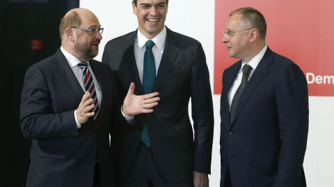 El secretario general del PSOE, Pedro Sánchez, junto al presidente del Partido de los Socialistas Europeos (PSE), Sergei Stanishev, y el presidente del Parlamento Europeo, Martin Schultz, al inicio de la cumbre de líderes socialdemócratas en Madrid. EF El secretario general del PSOE, Pedro Sánchez, junto al presidente del Partido de los Socialistas Europeos (PSE), Sergei Stanishev, y el presidente del Parlamento Europeo, Martin Schultz, al inicio de la cumbre de líderes socialdemócratas en Madrid. EF