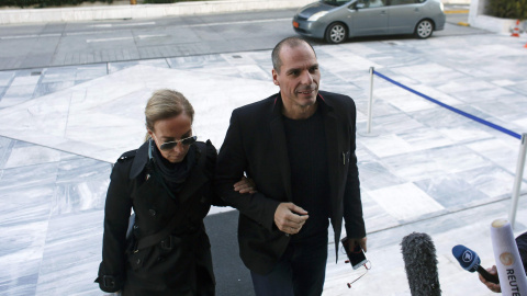 El ministro de Finanzas griego, Yanis Varoufakis, acompañado de su esposa Danae Stratou, a su llegada al Parlamento heleno, para una reunión del Gobierno. REUTERS/Kostas Tsironis El ministro de Finanzas griego, Yanis Varoufakis, acompañado de su esposa Danae Stratou, a su llegada al Parlamento heleno, para una reunión del Gobierno. REUTERS/Kostas Tsironis