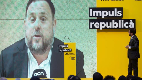 El vicepresidente del Govern, Pere Aragonès, alcaldable de Barcelona, mira una intervención en vídeo del ex vicepresident Oriol Junqueras durante un acto electoral. - EFE El vicepresidente del Govern, Pere Aragonès, alcaldable de Barcelona, mira una intervención en vídeo del ex vicepresident Oriol Junqueras durante un acto electoral. - EFE