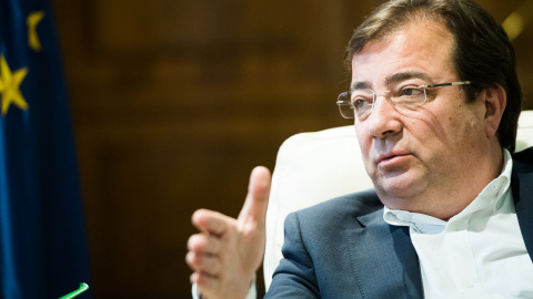 El candidato del PSOE y presidente en funciones de la Junta de Extremadura, Guillermo Fernández Vara, durante su entrevista con 'Público'. El candidato del PSOE y presidente en funciones de la Junta de Extremadura, Guillermo Fernández Vara, durante su entrevista con 'Público'.