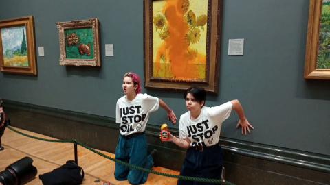 Activistas de Just Stop Oil pegan sus manos a la pared después de arrojar sopa a la pintura 'Sunflowers' de Van Gogh en la National Gallery de Londres, a 14 de octubre de 2022. Activistas de Just Stop Oil pegan sus manos a la pared después de arrojar sopa a la pintura 'Sunflowers' de Van Gogh en la National Gallery de Londres, a 14 de octubre de 2022.