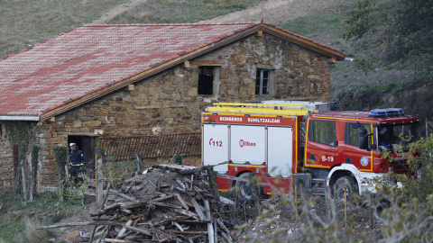 En la imagen, los bomberos protegen un caserío en los montes de Bizkaia a causa del incendio forestal que se originó este domingo en el municipio de Balmaseda (Bizkaia). En la imagen, los bomberos protegen un caserío en los montes de Bizkaia a causa del incendio forestal que se originó este domingo en el municipio de Balmaseda (Bizkaia).