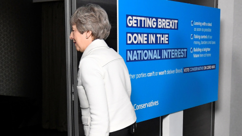 La primera ministra Theresa May abandona un acto de campaña para las elecciones europeas. REUTERS/Toby Melville La primera ministra Theresa May abandona un acto de campaña para las elecciones europeas. REUTERS/Toby Melville