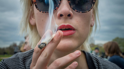 Mujer fumando marihuana durante el 420 Pro Cannabis Rally en el Hyde Park de Londres. / Velar Grant/ZUMA Press Mujer fumando marihuana durante el 420 Pro Cannabis Rally en el Hyde Park de Londres. / Velar Grant/ZUMA Press