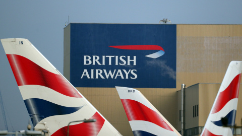 Los logos de British Airways en las colas de los aviones de la aerolínea en el aeropuerto londinense de Heathrow. REUTERS/Hannah McKay Los logos de British Airways en las colas de los aviones de la aerolínea en el aeropuerto londinense de Heathrow. REUTERS/Hannah McKay