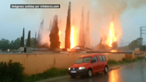Un rayo provoca un espectacular incendio en el cementerio de Cacabelos, en León Un rayo provoca un espectacular incendio en el cementerio de Cacabelos, en León