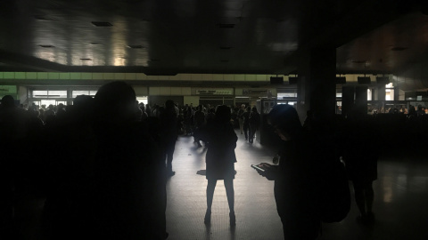 25/03/2019 - Pasajeros en el aeropuerto internacional Simón Bolívar de Caracas, (Venezuela) durante el nuevo apagón. / REUTERS - CARLOS JASSO 25/03/2019 - Pasajeros en el aeropuerto internacional Simón Bolívar de Caracas, (Venezuela) durante el nuevo apagón. / REUTERS - CARLOS JASSO
