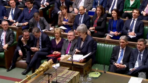La primera ministra británica, Theresa May, participa en una sesión de control al Gobierno en el Parlamento británico. EFE La primera ministra británica, Theresa May, participa en una sesión de control al Gobierno en el Parlamento británico. EFE