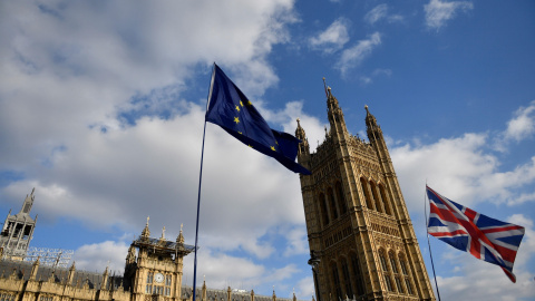 Las banderas del Reino Unido y la Unión Europea ondean a las puertas del Parlamento en Westminster durante una protesta en el centro de Londres (Reino Unido). EFE/NEIL HALL Las banderas del Reino Unido y la Unión Europea ondean a las puertas del Parlamento en Westminster durante una protesta en el centro de Londres (Reino Unido). EFE/NEIL HALL