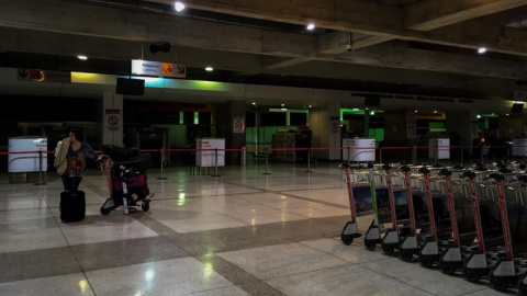ista general del interior del aeropuerto internacional "Simón Bolívar", sin luz por los cortes en el suministro eléctrico. /MIGUEL GUTIÉRREZ (EFE) ista general del interior del aeropuerto internacional "Simón Bolívar", sin luz por los cortes en el suministro eléctrico. /MIGUEL GUTIÉRREZ (EFE)