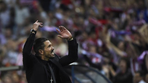 Simeone pide ánimos a los aficionados en la vuelta de Champions ante el Barça. PIERRE-PHILIPPE MARCOU / AFP Simeone pide ánimos a los aficionados en la vuelta de Champions ante el Barça. PIERRE-PHILIPPE MARCOU / AFP