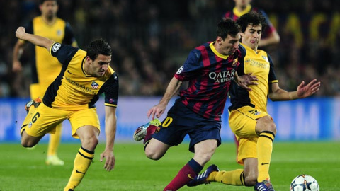 Messi trata de zafarse de Tiago y Koke en la ida de la Champions. JOSEP LAGO / AFP Messi trata de zafarse de Tiago y Koke en la ida de la Champions. JOSEP LAGO / AFP