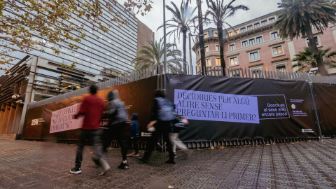 La seu del Departament d'Interior, amb els cartells i mapping commemoratiu del 25N, Dia Internacional per l’Erradicació de la Violència vers les Dones.