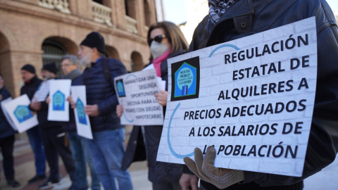 Un grupo de personas con pancartas de 'Regulación Estatal de alquileres a precios adecuados a los salarios de la población' durante una concentración de la Plataforma de Afectados por la Hipoteca (PAH) para exigir una ley de derecho a la vi Un grupo de personas con pancartas de 'Regulación Estatal de alquileres a precios adecuados a los salarios de la población' durante una concentración de la Plataforma de Afectados por la Hipoteca (PAH) para exigir una ley de derecho a la vi