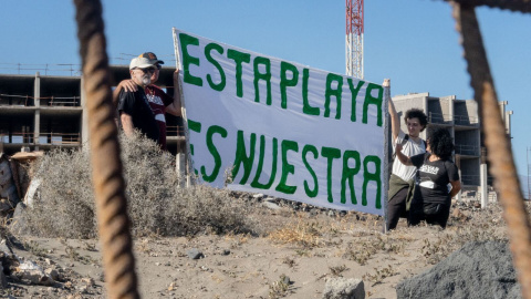 Manifestantes durante una acción contra la construcción de un complejo hotelero en La Tejita. Manifestantes durante una acción contra la construcción de un complejo hotelero en La Tejita.